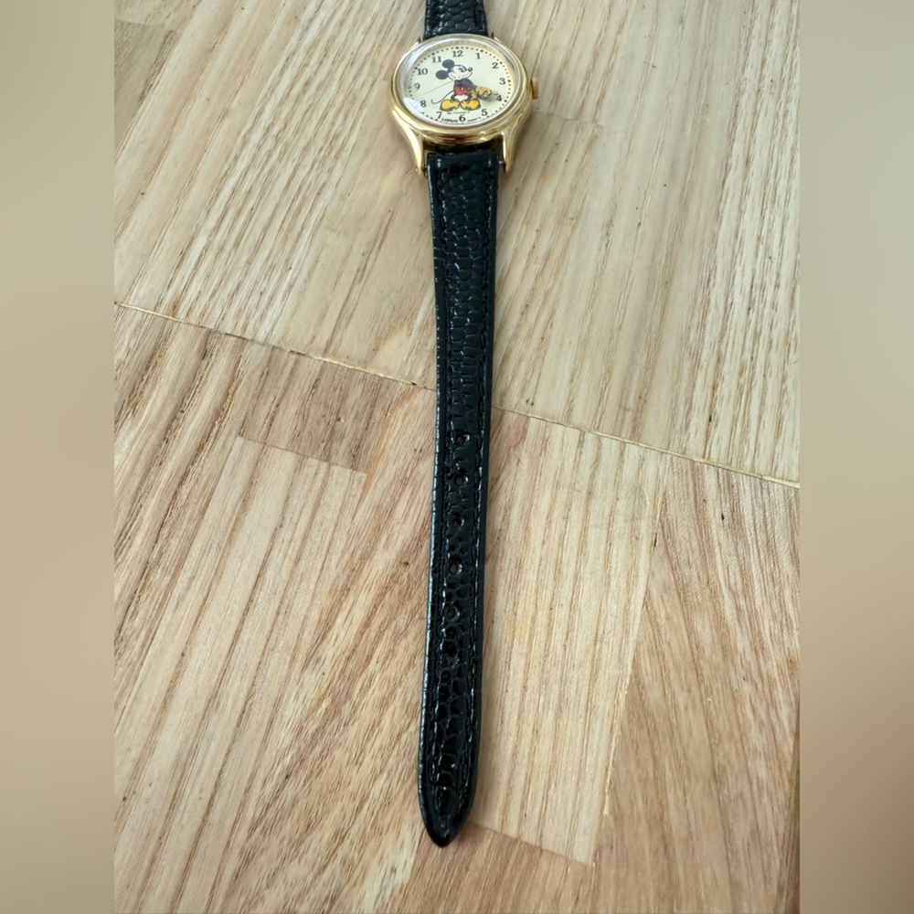 Vintage Lorus Disney Mickey Mouse moving arms watch NEW BATTERY - Picture 3 of 10